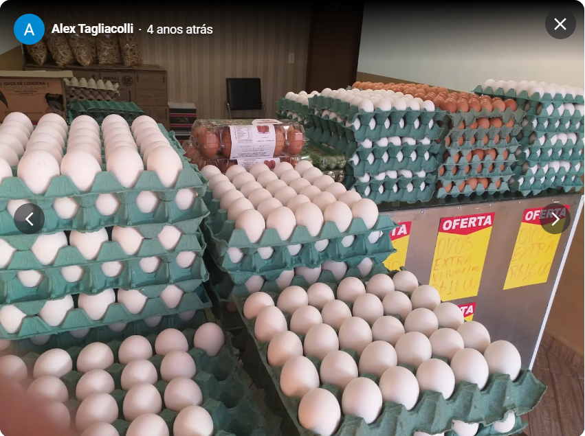 Expositor com ovos em promoção