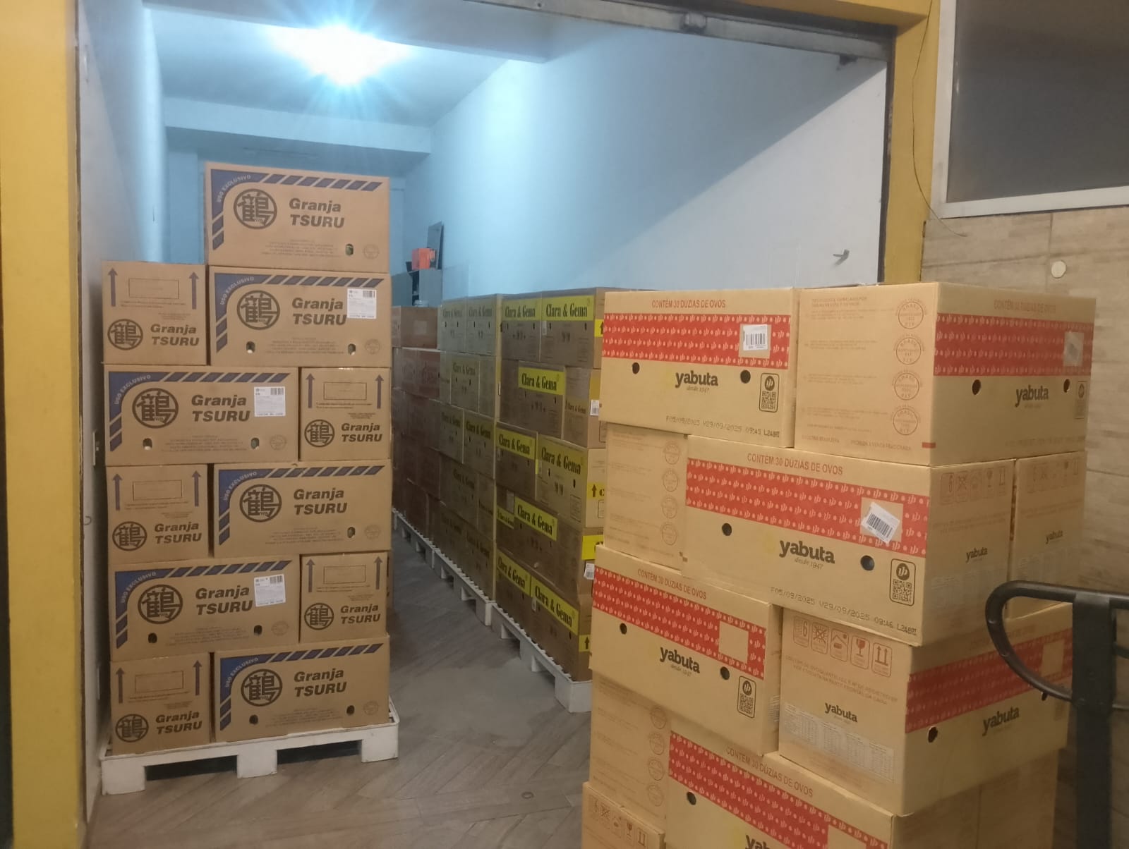 Estoque com caixas empilhadas